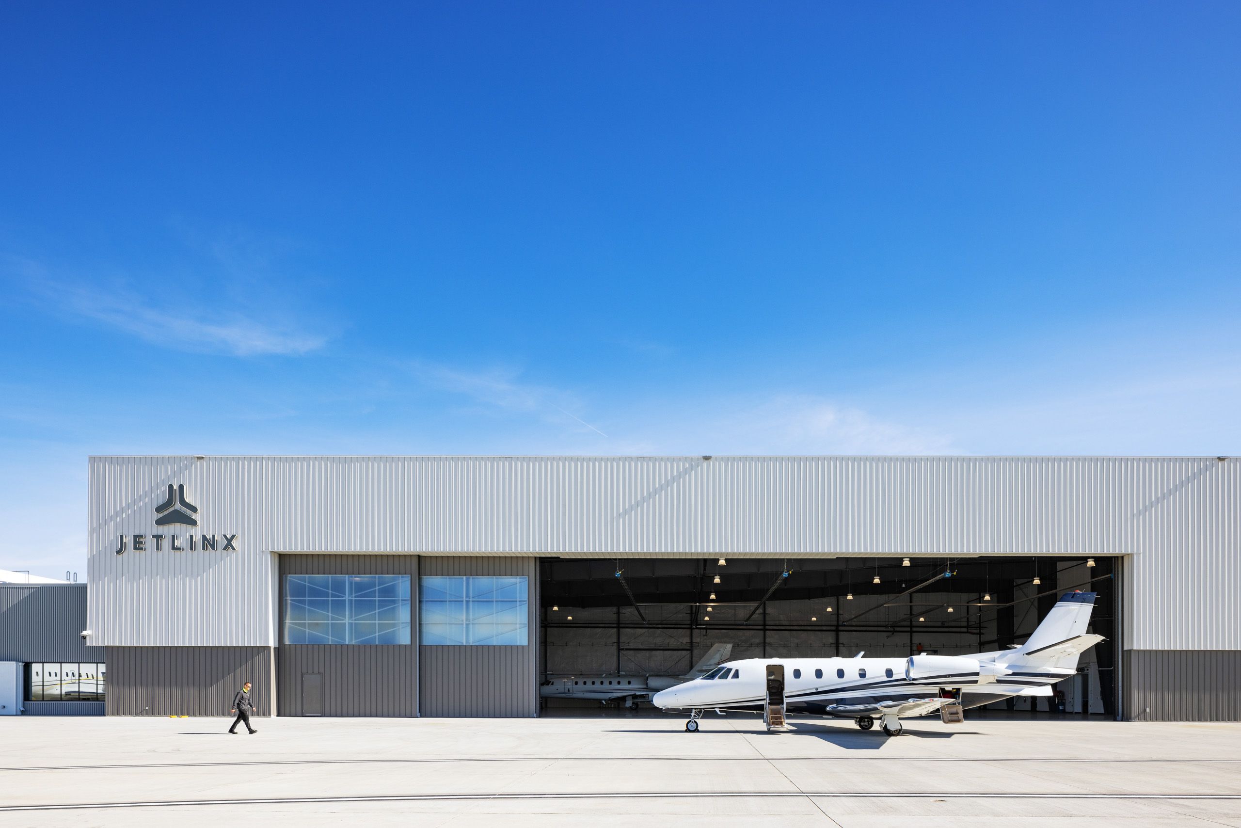 JetLinx_Hangar+Off_1007_md.jpg