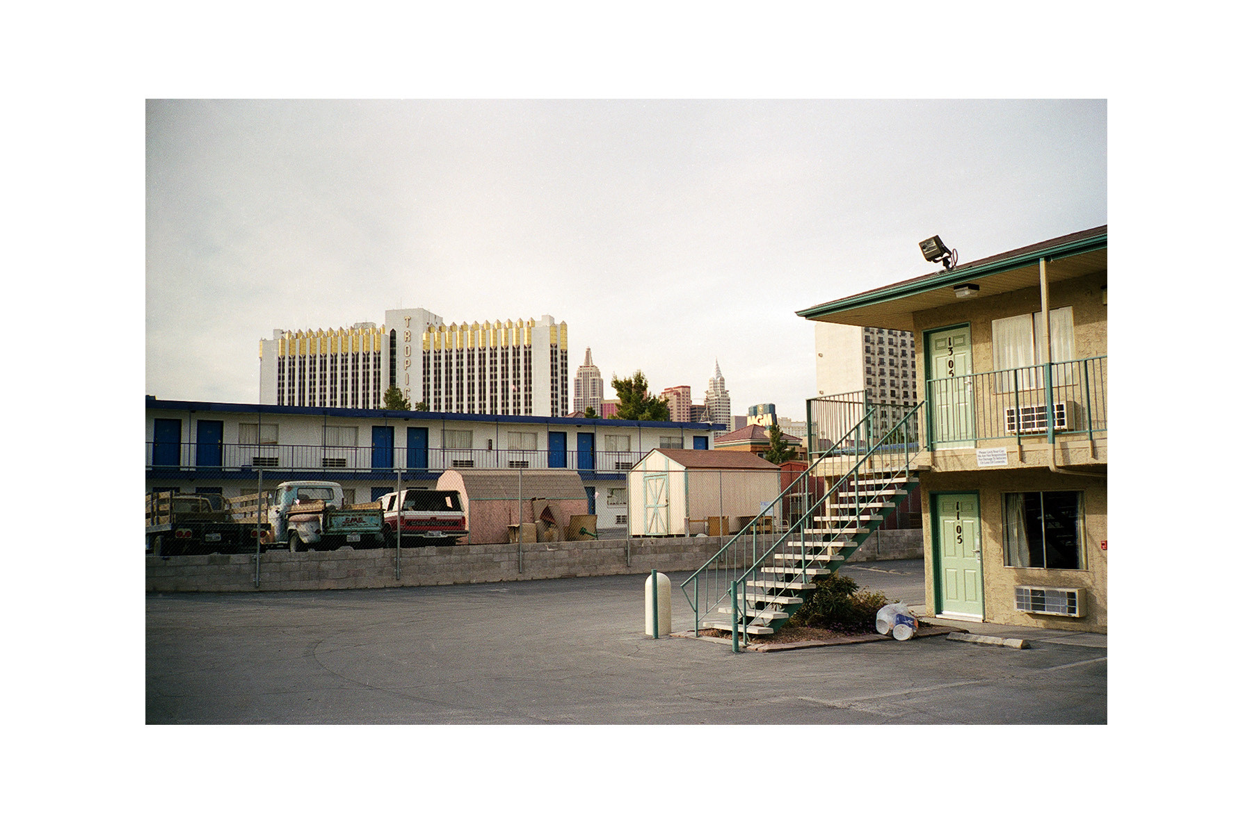 1motel_vegas_1.jpg