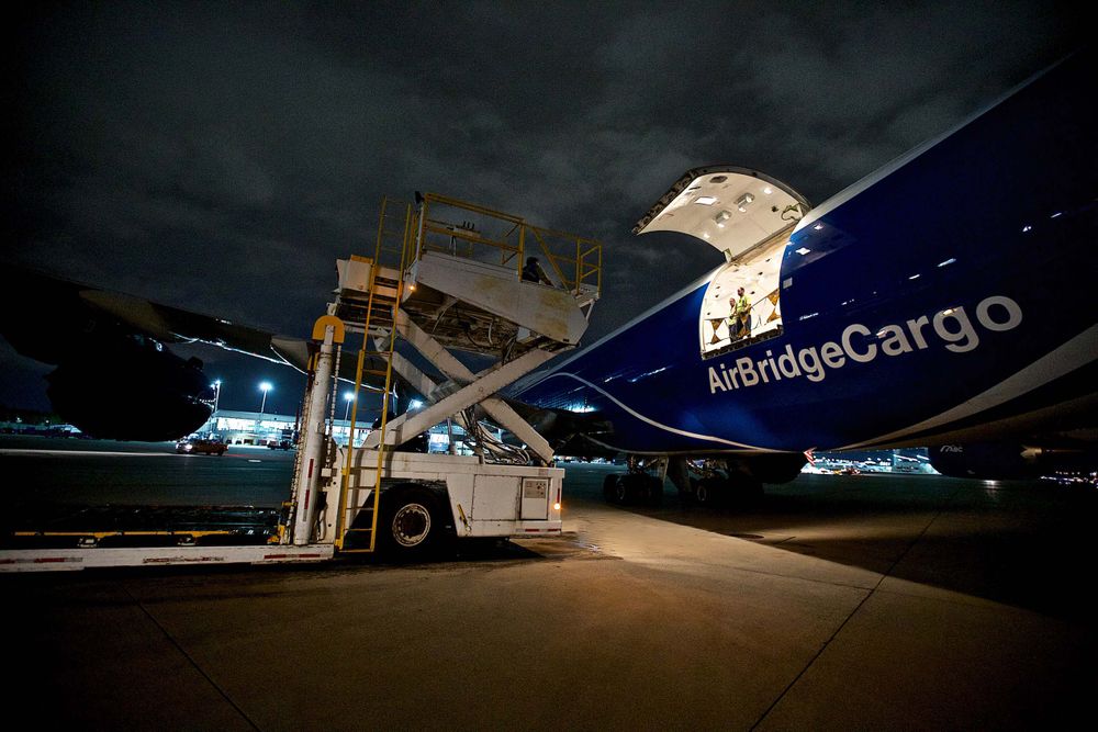 This is a Boeing 747-8 Freighter at an airport being unloaded and then being re loaded with cargo. Next stop, the other side of the world! A project shooting for the air cargo industry. This project was amazing as an industrial photographer, on location photographer & location commercial photographer.
Shallow depth of field and selective focus. Environmental portraits Loading a Boeing 747