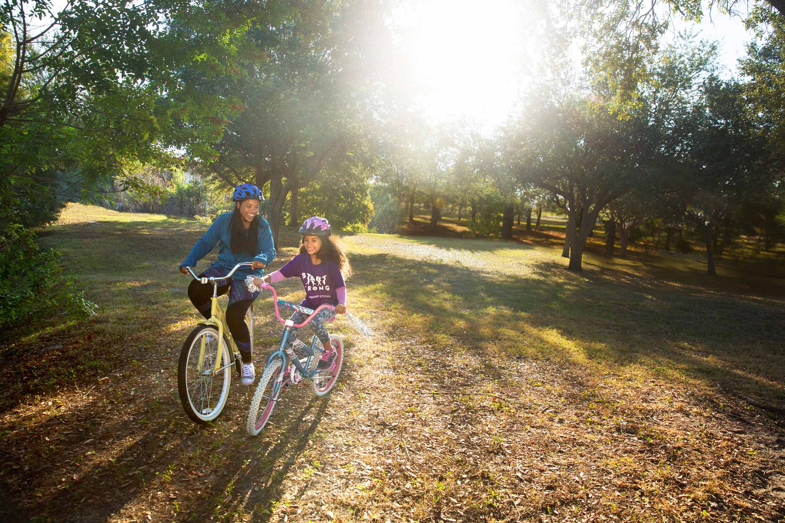 Lou-Bopp-Lifestyle-photography-Mother-and-Daughter-riding-bikes-in-park