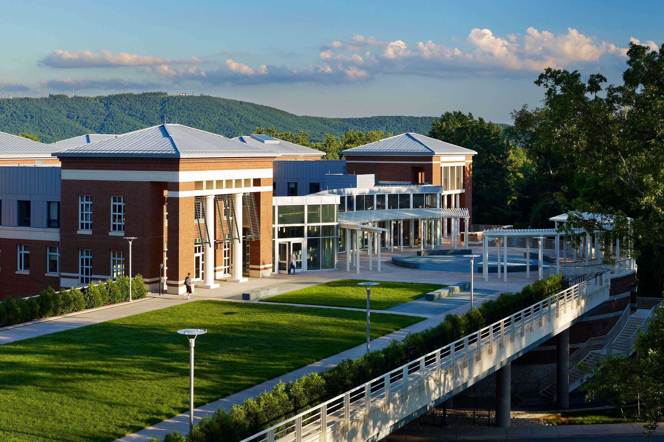 MOORE RUBLE YUDELL  .  UNIVERSITY OF VIRGINIA SOUTH LAWN EXPANSION  .  CHARLOTTESVILLE VA