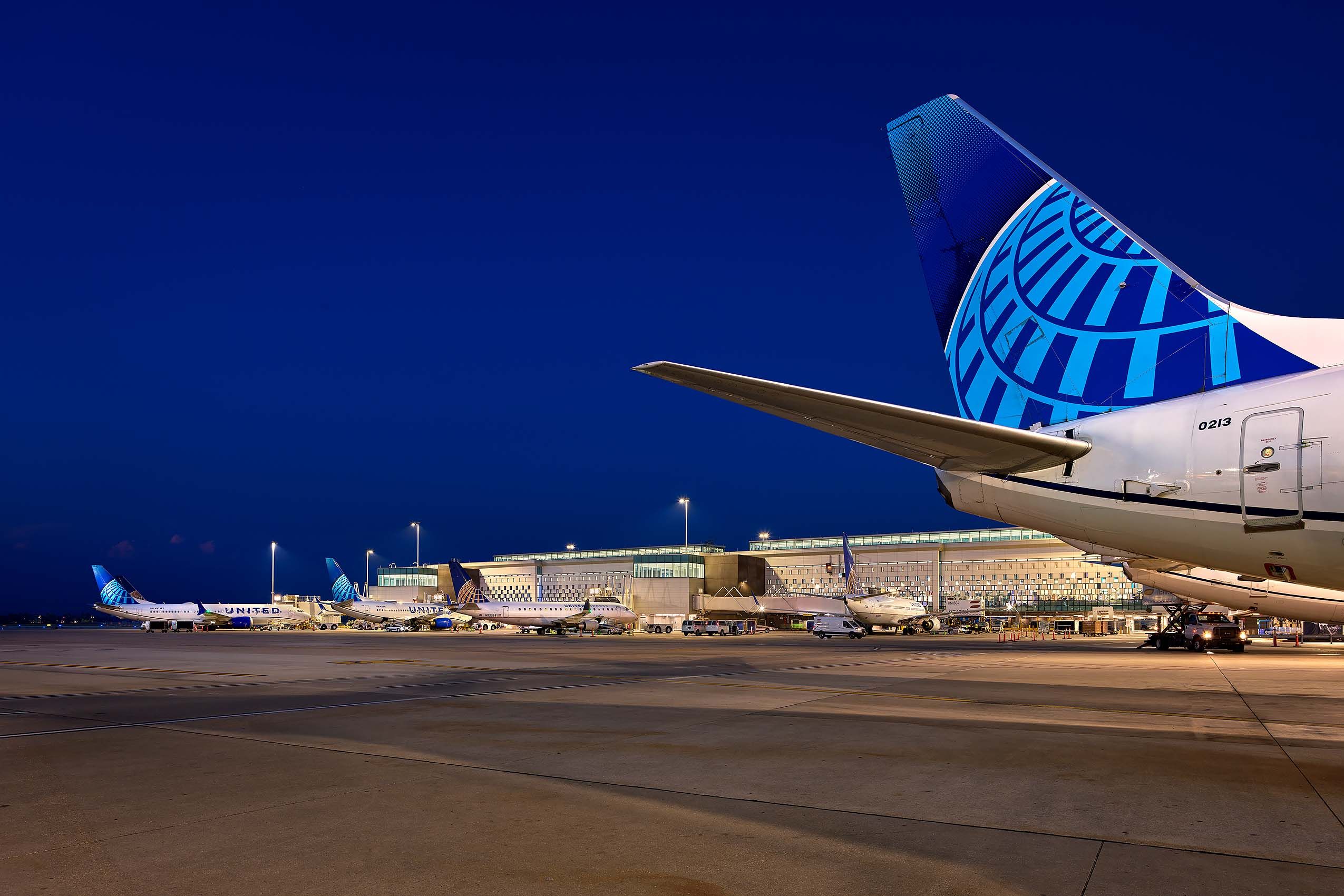 FENTRESS STUDIO  .  HOUSTON INTERNATIONAL AIRPORT TERMINAL D WEST