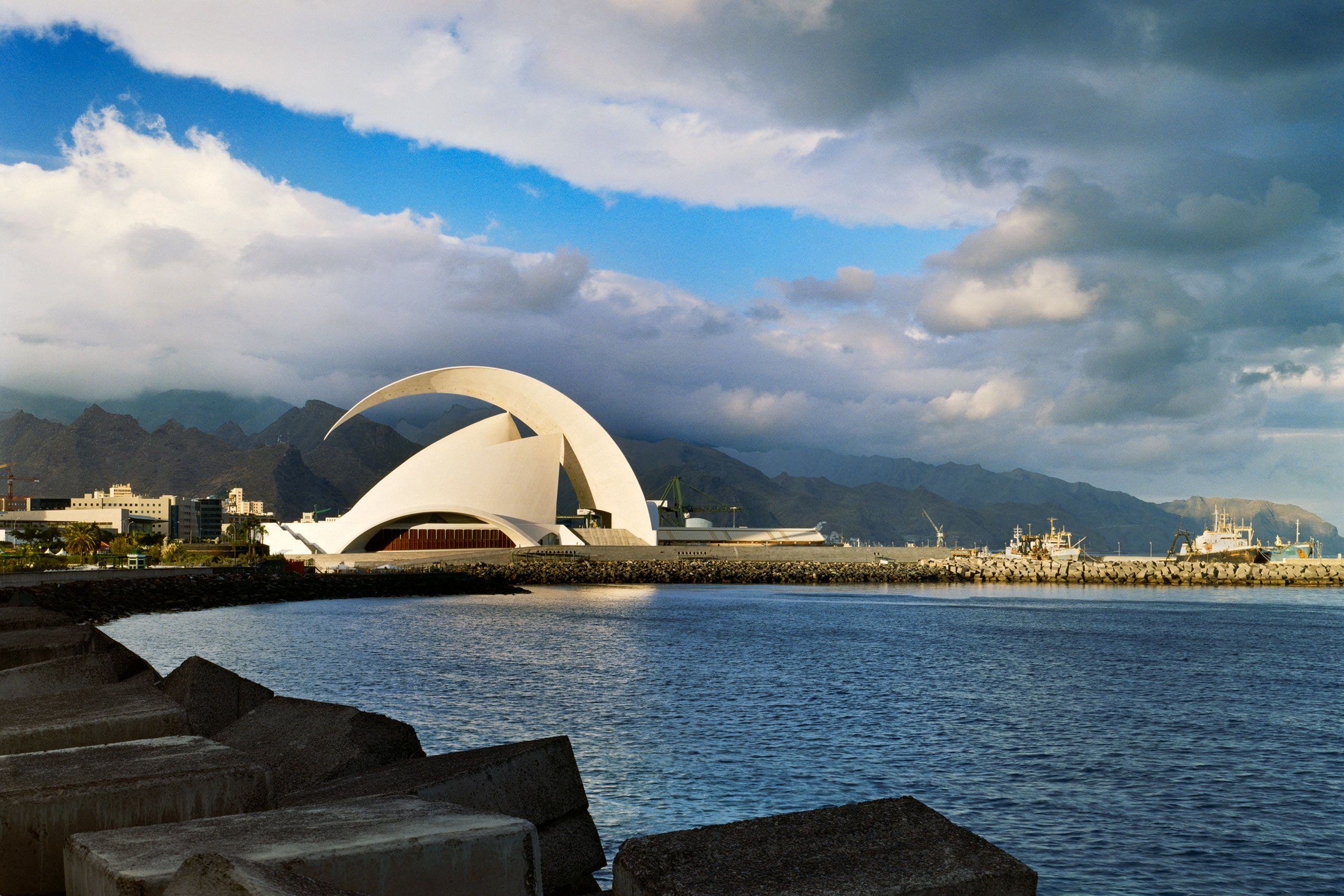 SANTIAGO CALATRAVA . AUDITORIO DE TENERIFE . CANARY ISLANDS SPAIN