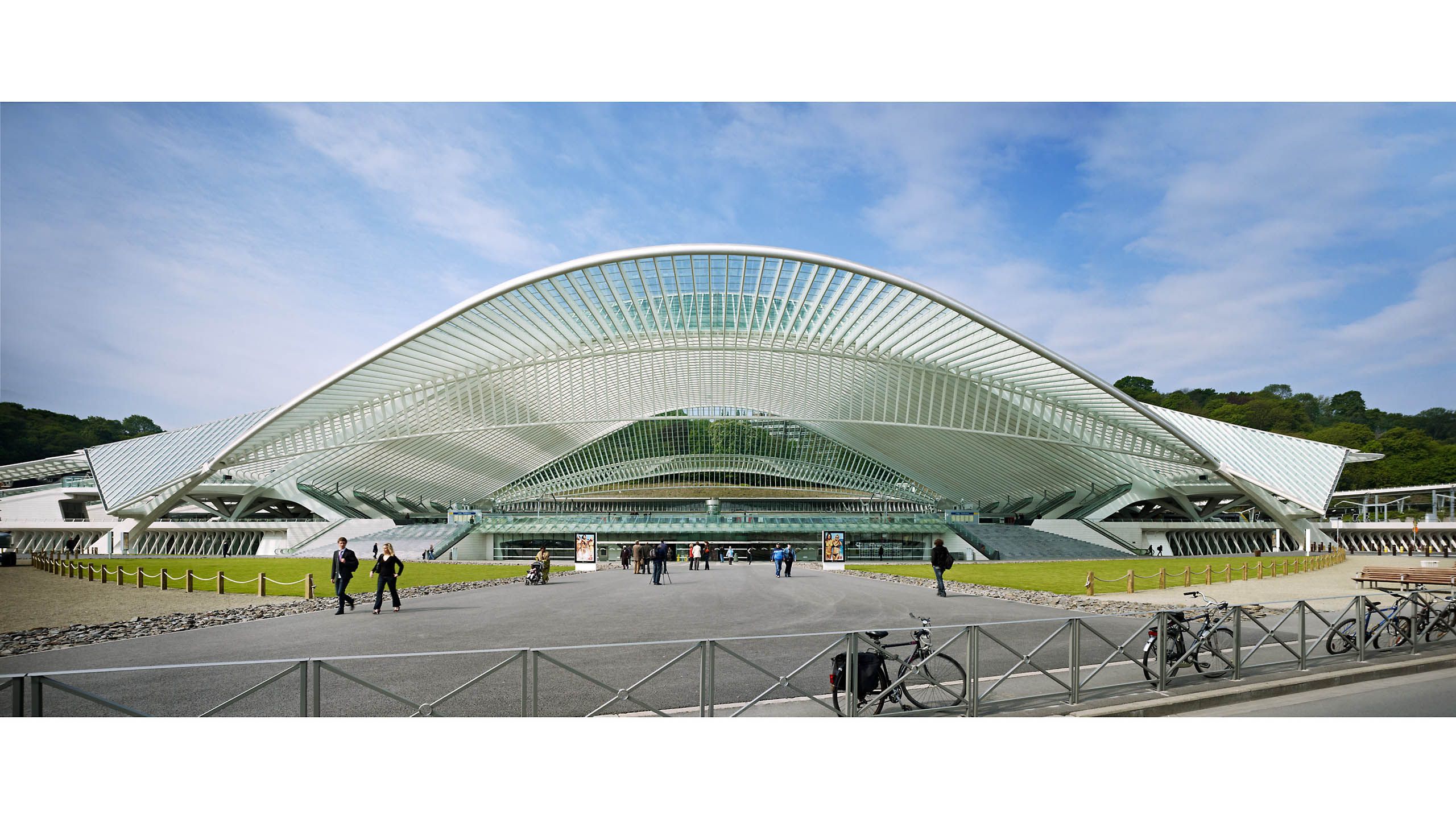 SANTIAGO CALATRAVA  .  LIÈGE-GUILLEMINS TGV RAILWAY STATION  .  BELGIUM