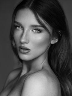 Model KELLY GALLO