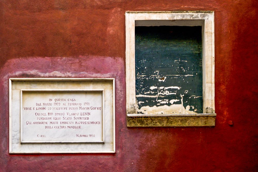 The color red for this house seems particularly relevant since Lenin lived here. Rome. Lenin's house.