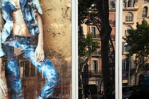 Reflection, jeans, Antonio Gaudi, Old Spain, New Spain, Barcelona Gaudi apartments with jeans.