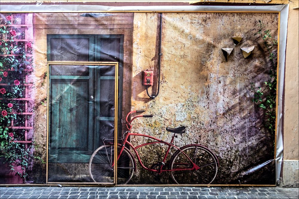 Mysterious bike mural.