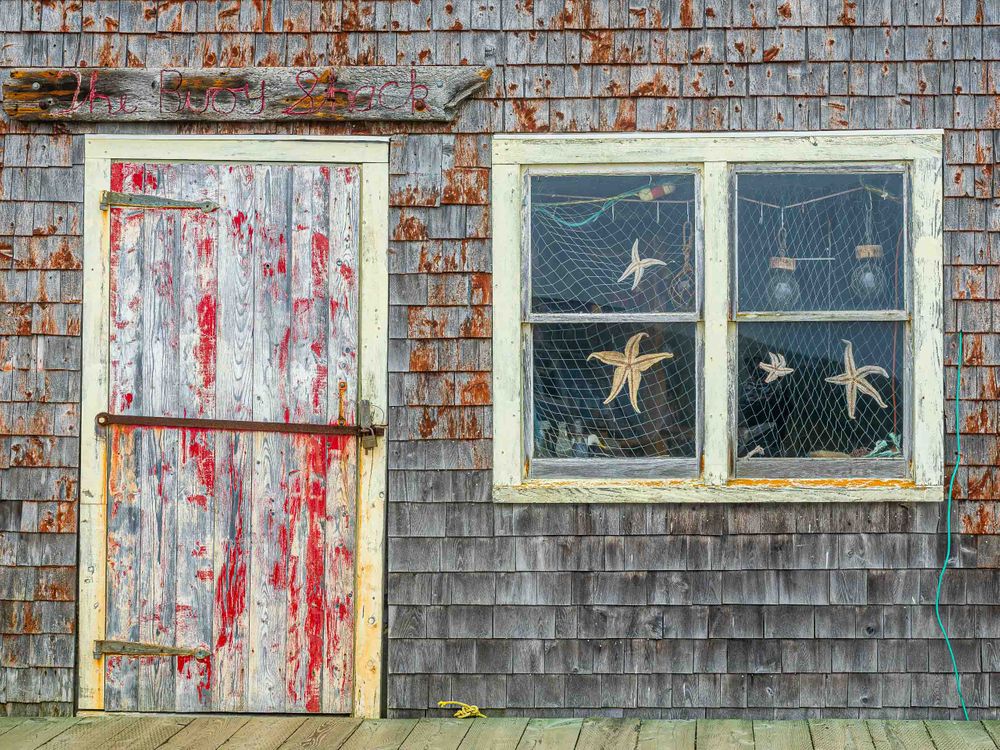 20240711_nova_scotia_peggys_cove_the_buoy_shack_0001.jpg