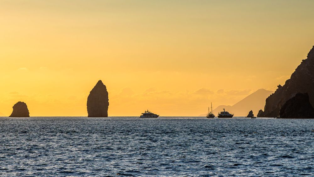 20250912_Aeolian_islands_Lipari_sea_stacks_0001.jpg
