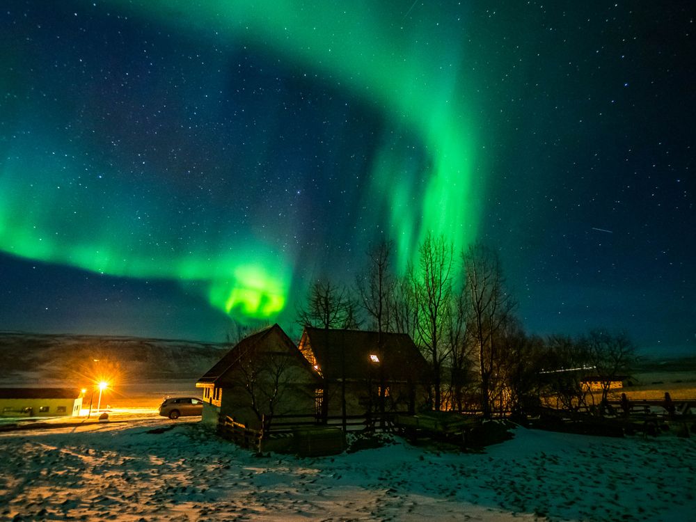 iceland_house_northern_lights.jpg
