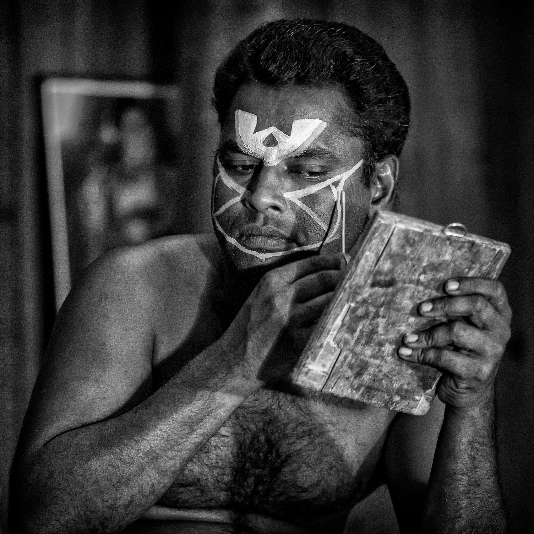 Kathakali performer applying his makeup I (Kochi, Kerala) work.artisans-23.jpg