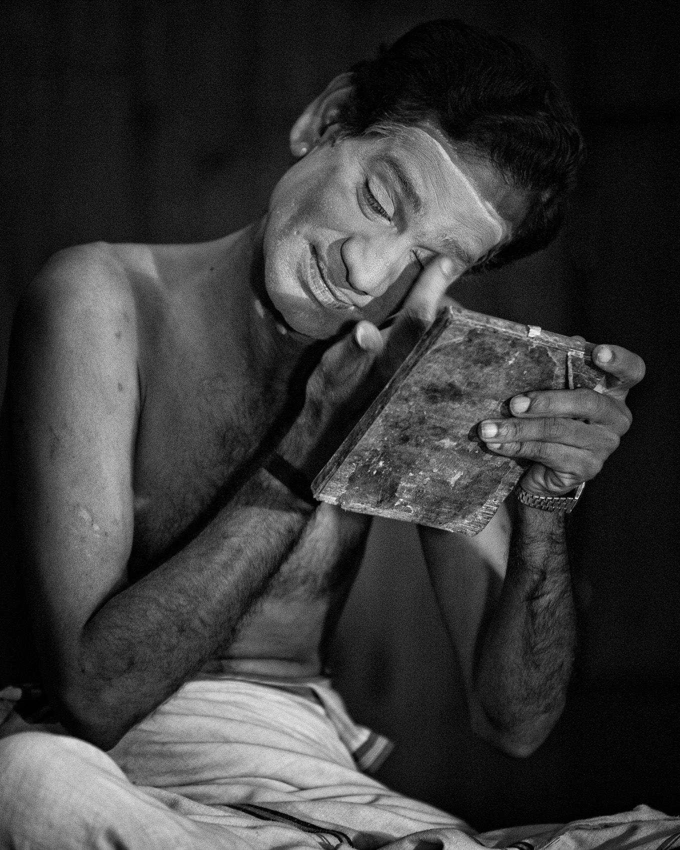Kathakali performer applying his makeup II (Kochi, Kerala) work.artisans-25.jpg