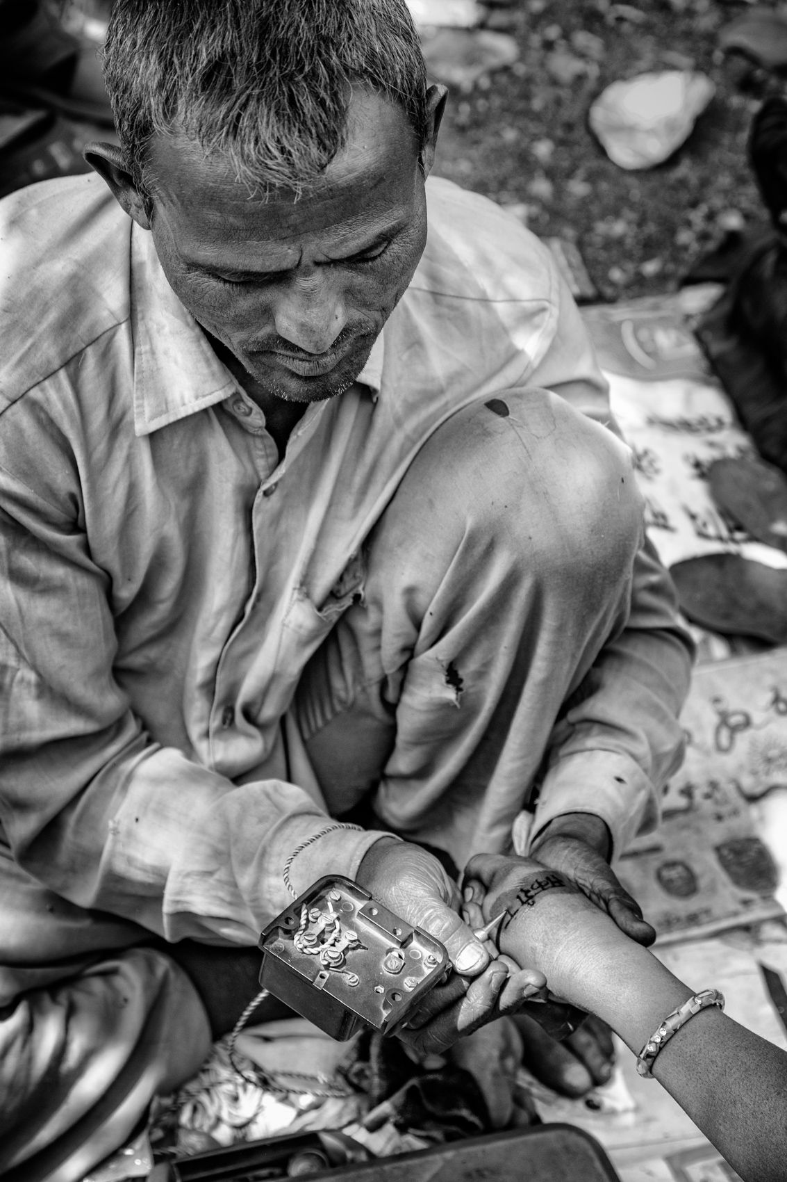 Tattoo Artist at a regional fair (Near Poshina, Gujarat) work.laborers-11.jpg