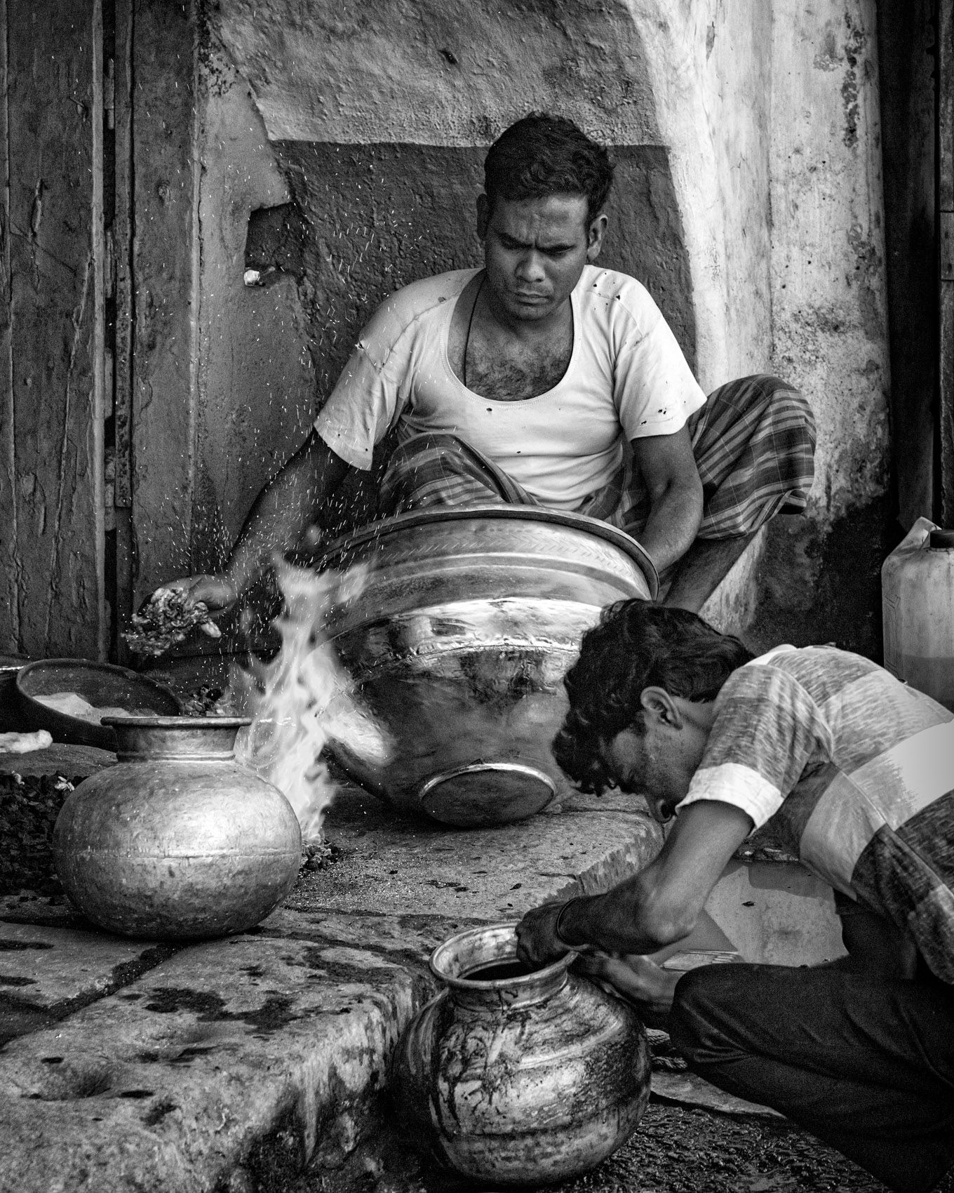 Finishing Metal Pots (Old Hyderabad, Telangana) work.artisans-10.jpg