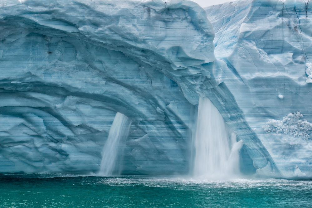 Ice-cap-melting-water-fall-blur-II_B8R5010-Brasvellbreen,-Svalbard,-Arctic.jpg