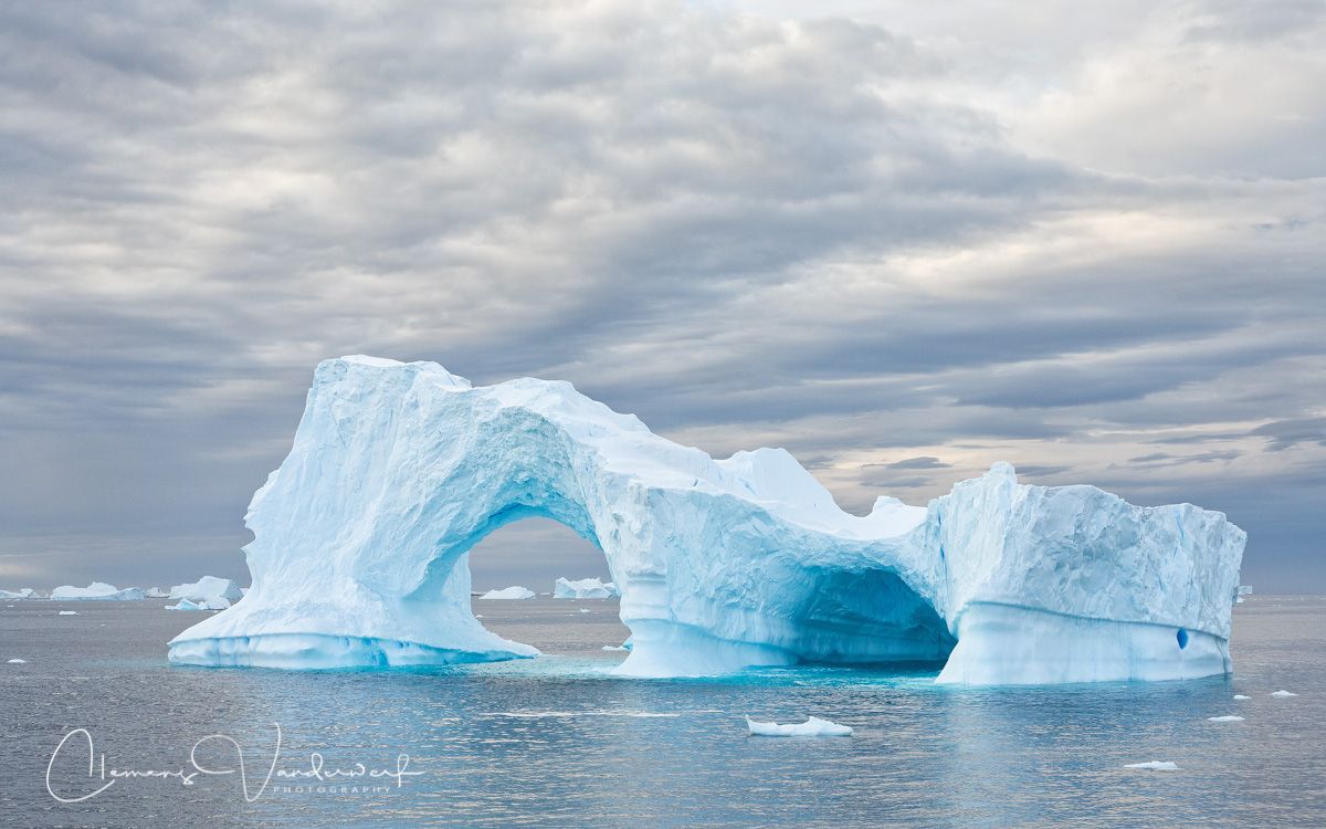iceberg-with-hole-drifting-in-late-evening-light_s6a8749-lemaire-channel-antarctica.jpg
