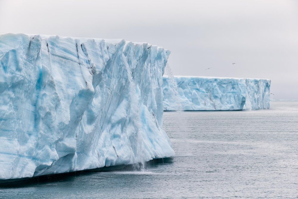 Ice-sheet-cap-with-melt-water-streams_E7T3639-Brasvellbreen,-Svalbard,-Arctic.jpg