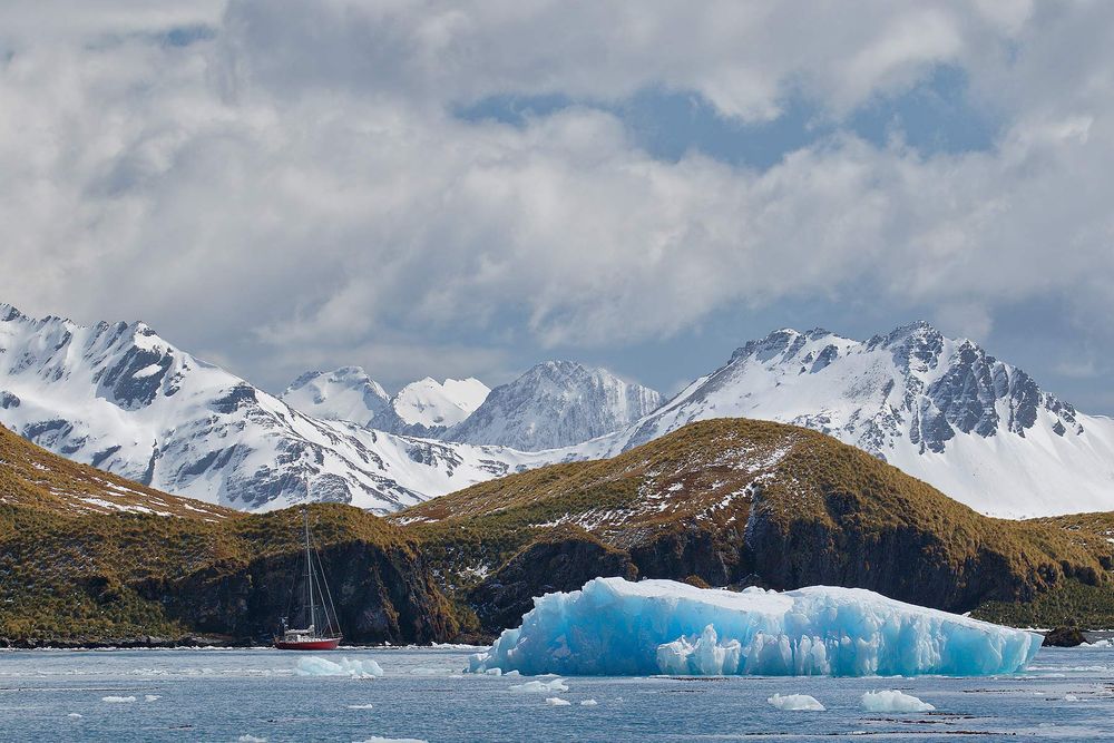 Saling-yacht-at-anchor-with-ice-berg_44A3999-Gryviken,-Cumberland-Bay,-South-Georgia-Islands,-Southern-ocean.jpg
