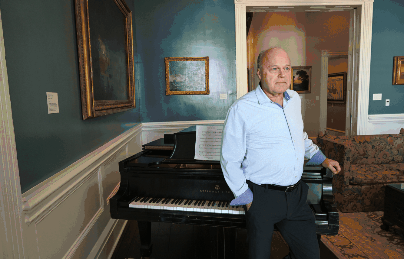 man-at-piano.gif