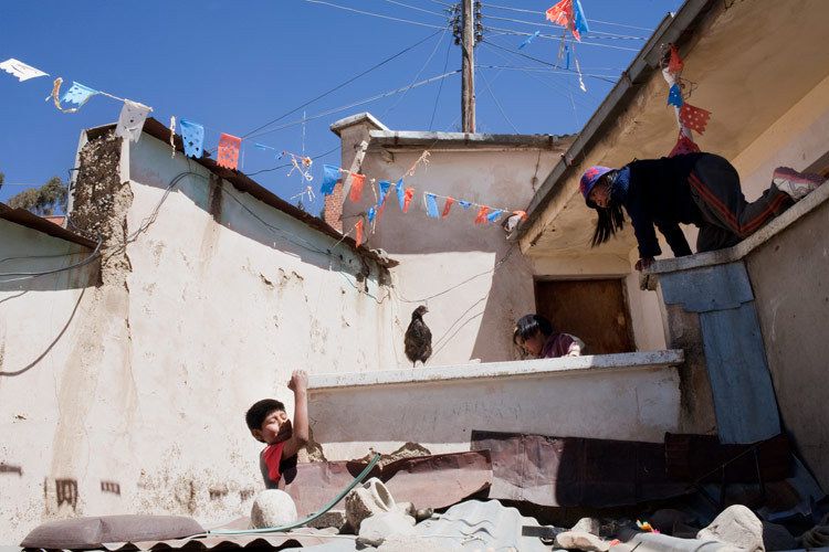 Children playing on the rooftops of El Alto.