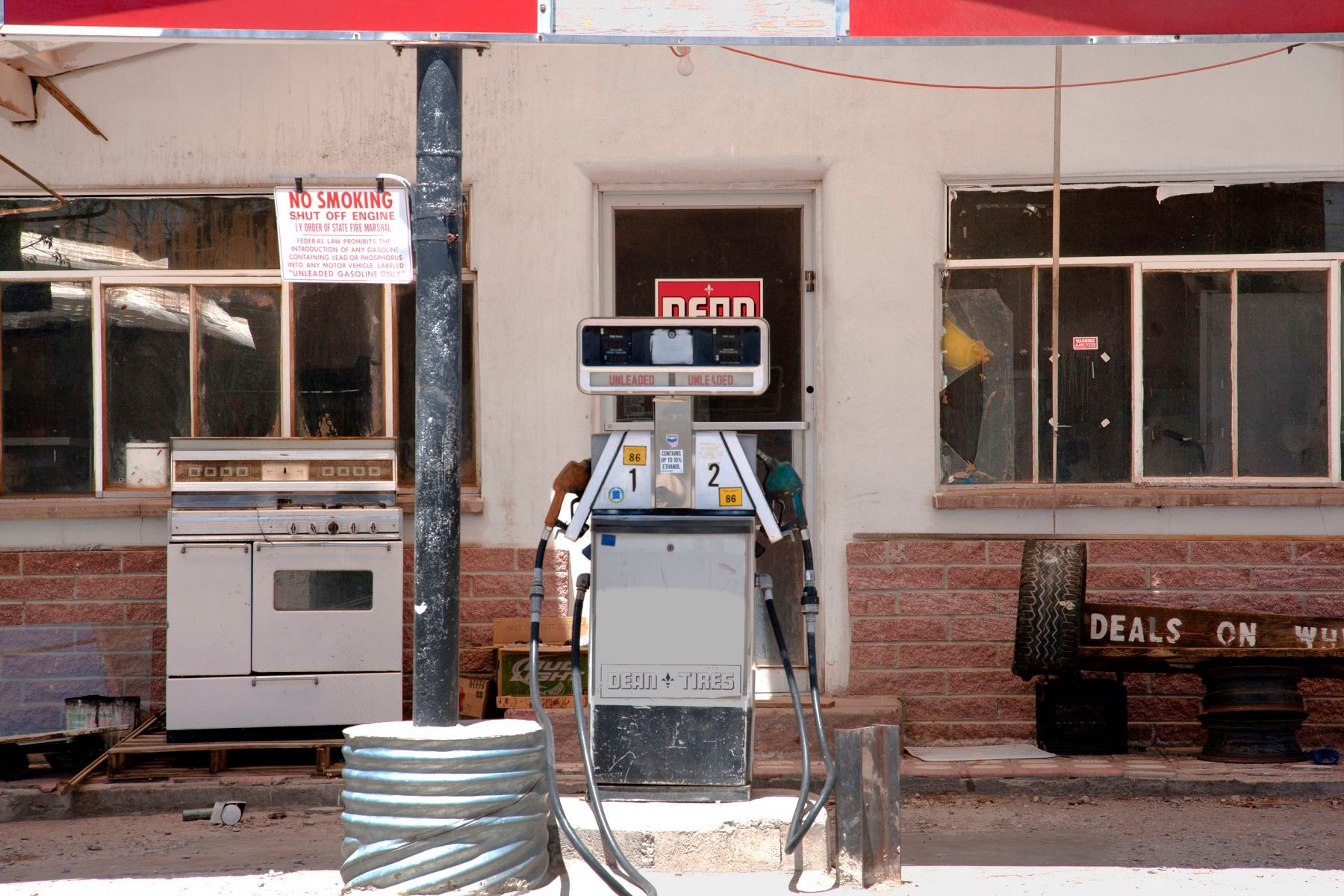 1r8x12_5531_trucesgasstation_2j8z7648