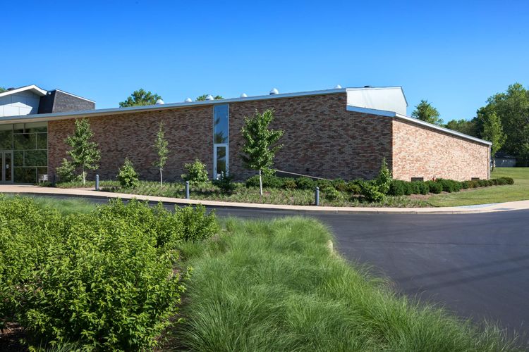Adrian Luchini / Chesterfield Montessori School gym and classroom