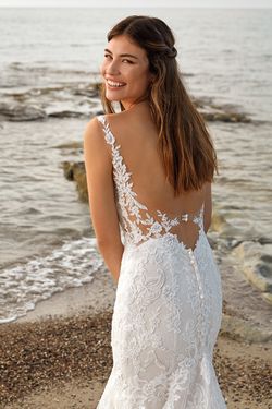 DR2218_Leilany_backclose.jpg