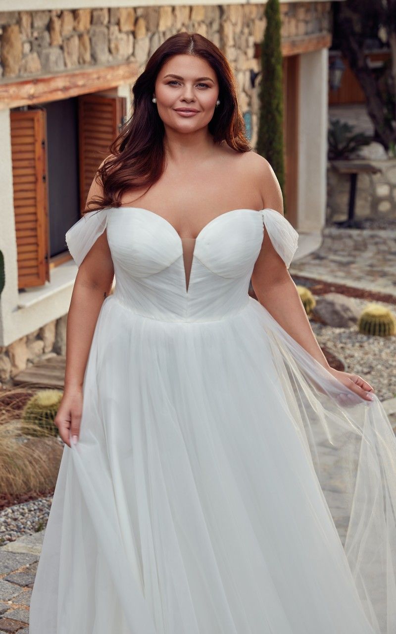 UR466_Abigail_SL_close1-800x1280.jpg