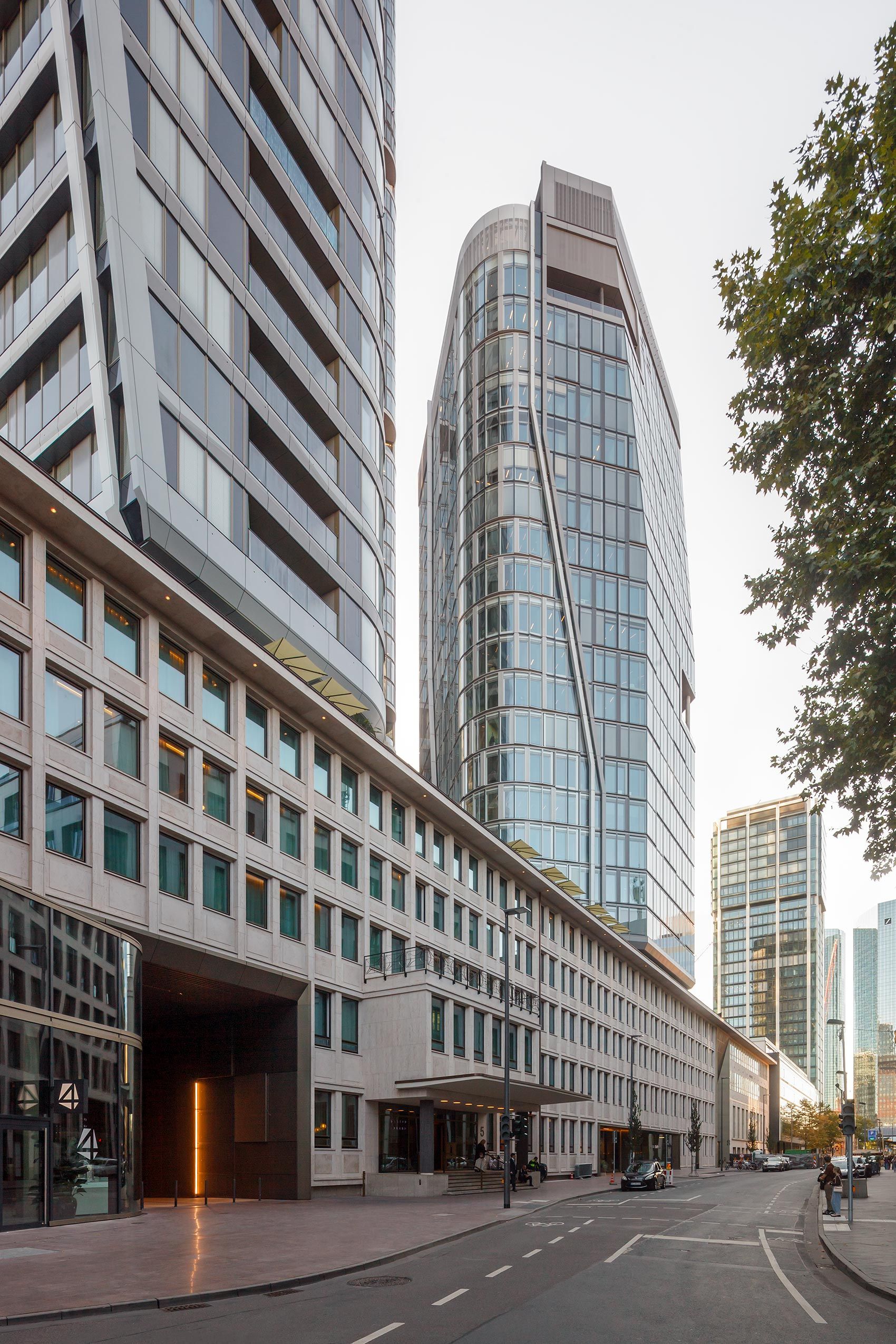 Das Podium zeigt sich zur Junghofstraße mit der denkmalgeschützen Fassade der vorherigen Bausubstanz FOUR Frankfurt gesehen aus der Junghofstraße