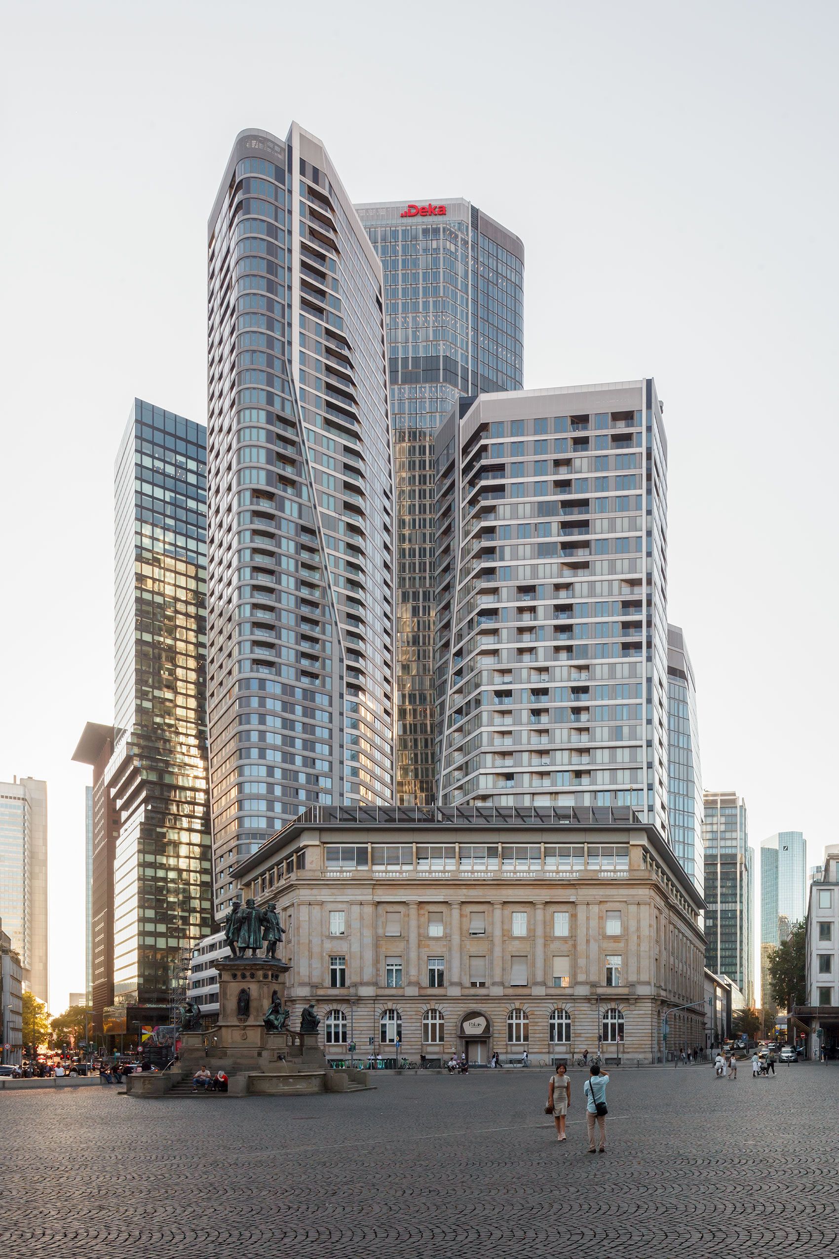 Begehrt als Kulisse bei Touristen für Portraitfotoaufnahmen: Die vier Türme des FOUR Frankfurt zusammen mit dem Guthenberg-Denkmal FOUR Frankfurt mit Guthenberg-Denkmal