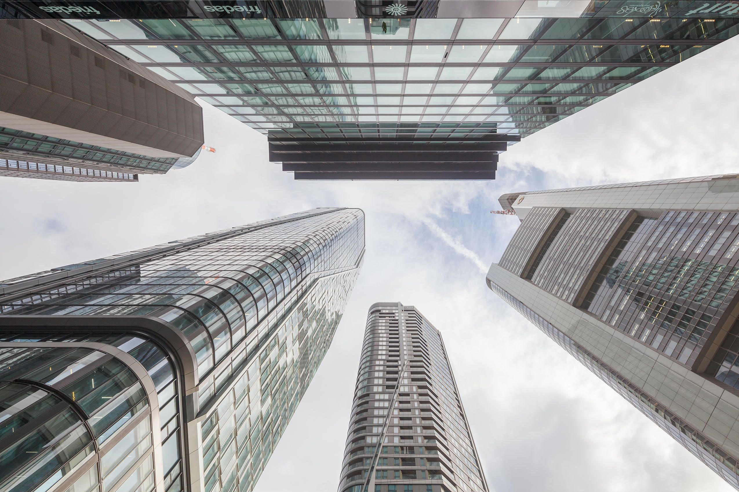 Schwindelerregend ragen fünf Wolkenkratzer in den bleigrauen Frankfurt Himmel Look up vom FOUR Frankfurt