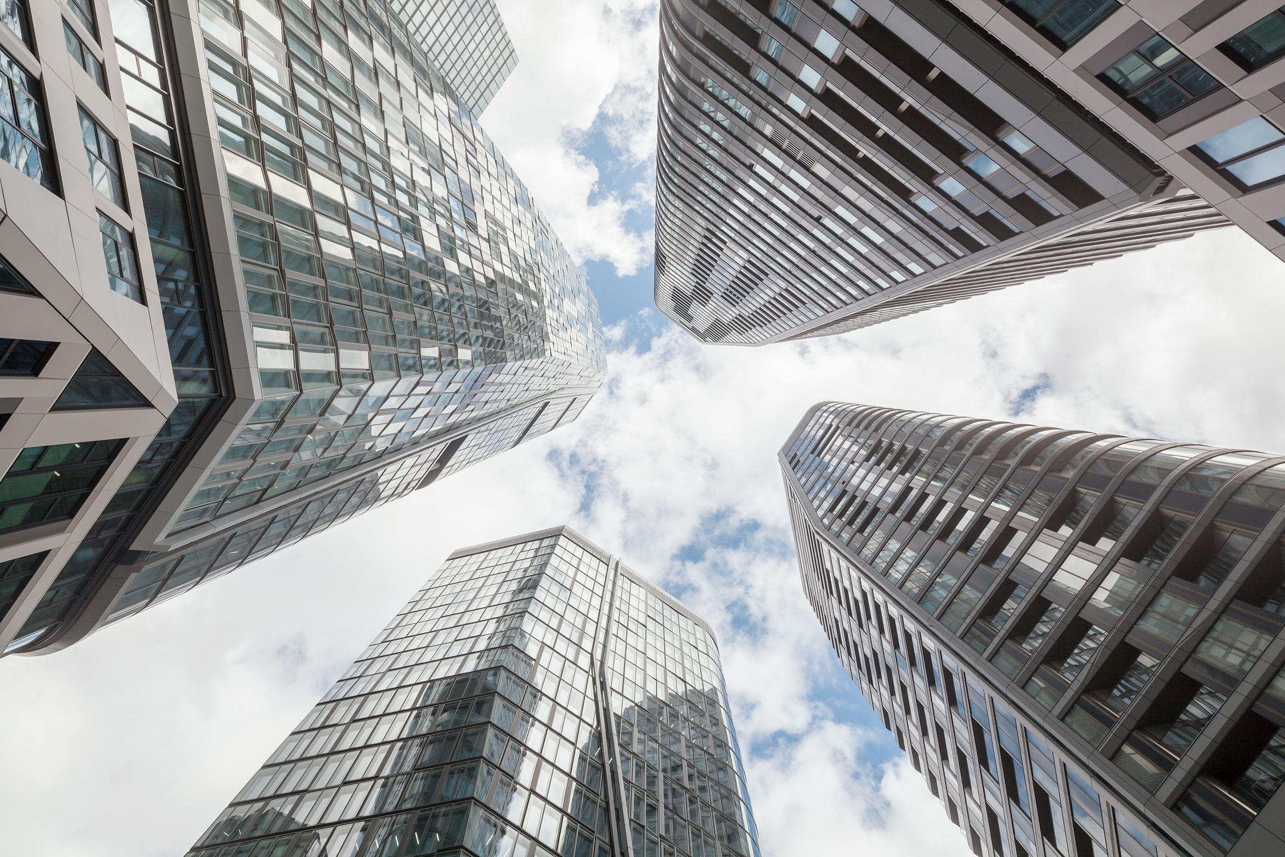 Dynamisch ragen alle vier Türme des FOUR Frankfurt in den Frankfurter Himmel FOUR Frankfurt Look up