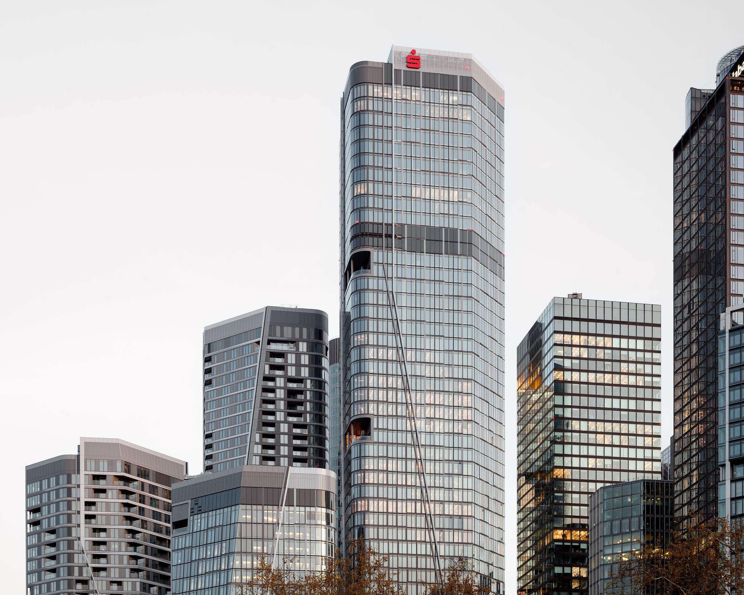 Die neue Stadtkrone von Frankfurt: Sehr elegant erscheinen die Abschlüsse der vier Türme des FOUR Frankfurt in der frühabendlichen Dämmerung Die Turmabschlüsse des FOUR Frankfurt in der Dämmerung