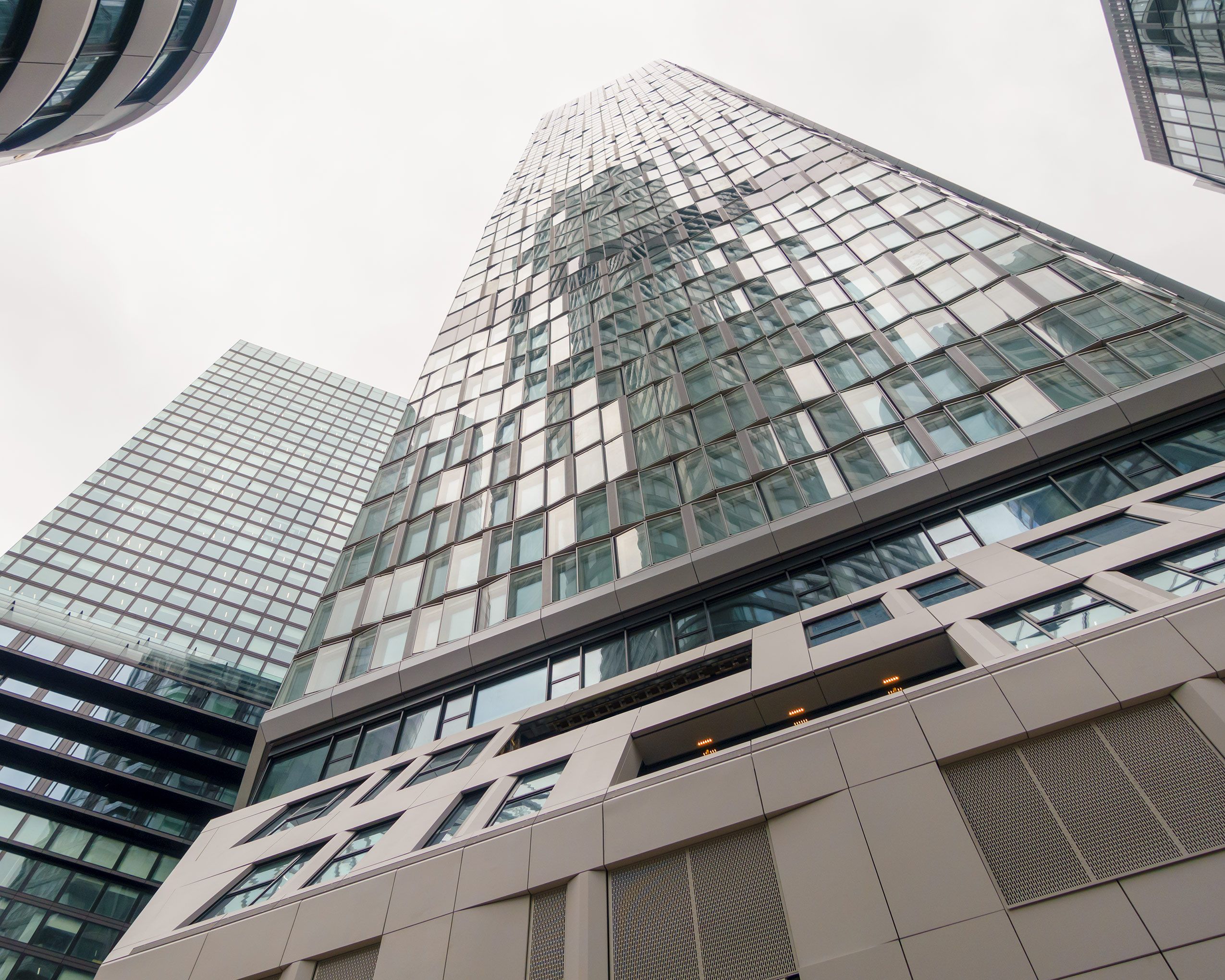 Look up Tower T1 mit gemeinsamen Sockel, im Anschnitt zu sehen ist der Omniturm FOUR Frankfurt Tower T1 Look up