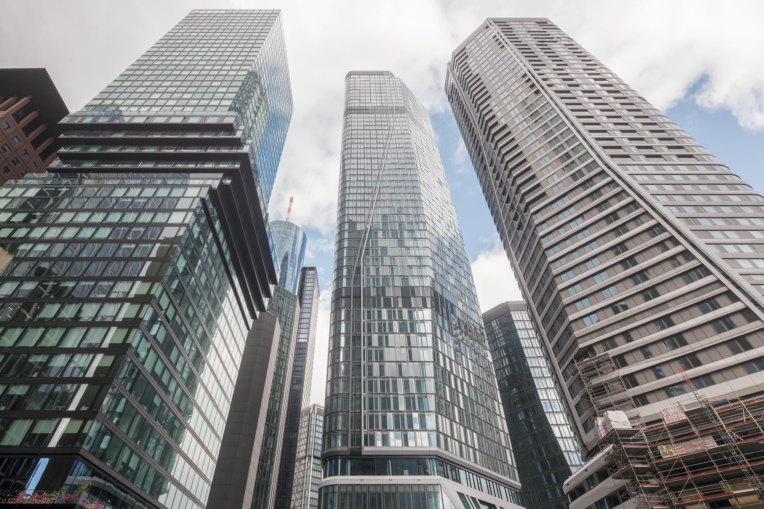 Wie in Manhattan ragen die Wolkenkratzer in Frankfurt am Main in den Himmel Look up FOUR Frankfurt T1 und T2