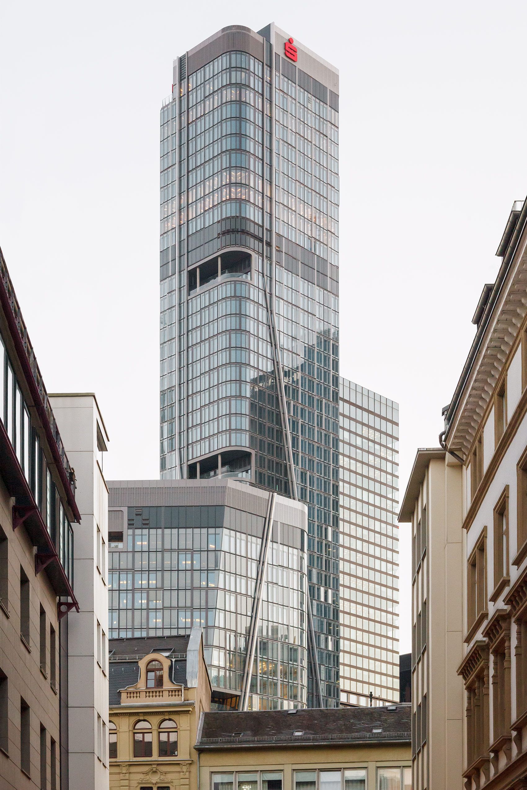 Der elegante Turm T1 vom FOUR Frankfurt ragt mit einer Höhe von 233 Metern in die abendliche Dämmerung FOUR Frankfurt Turm T1 in der Dämmerung