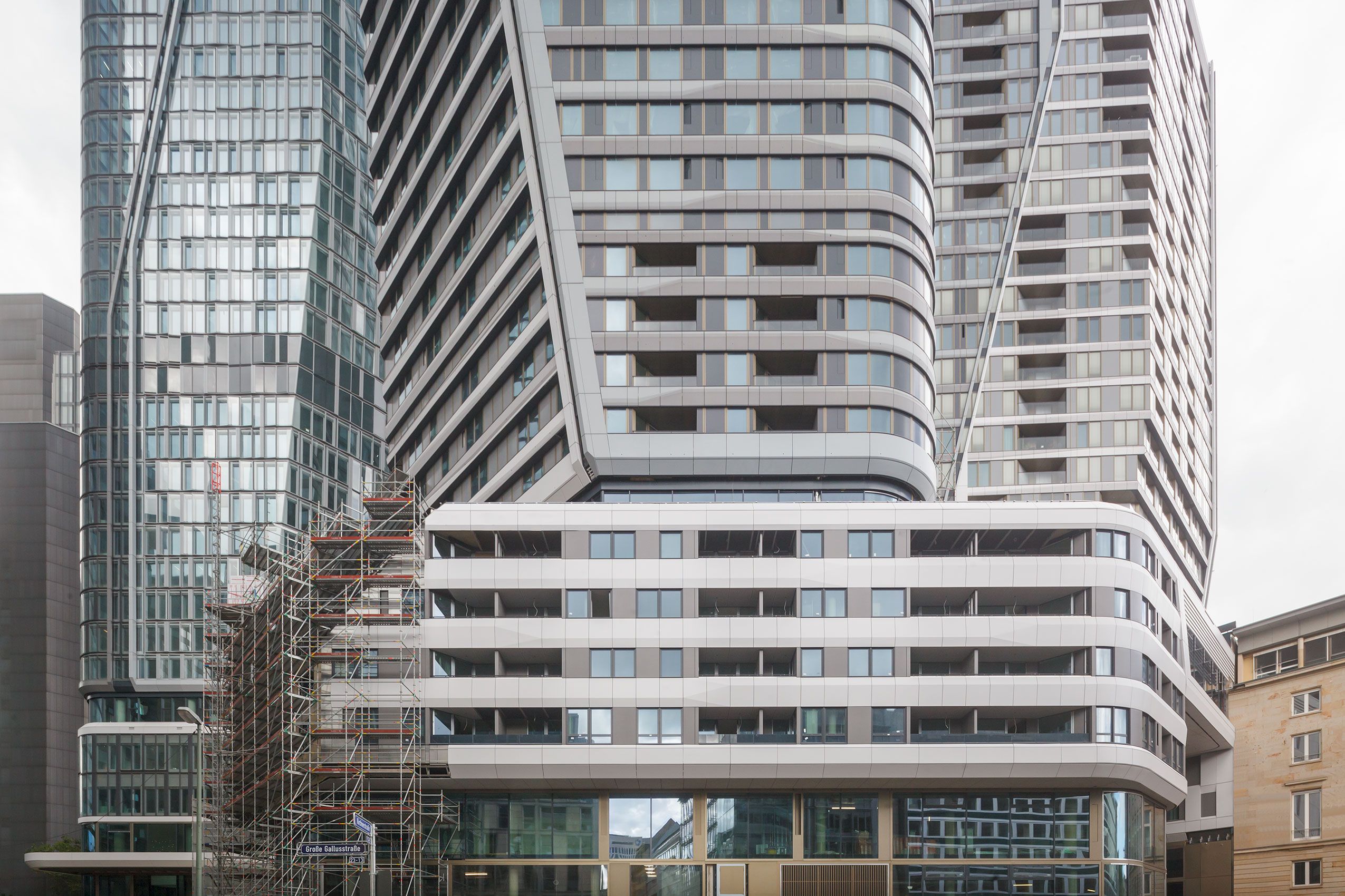 Der gemeinsame Sockel des Four Frankfurt bietet eine umlaufende Dachterasse, die für die Öffentlichkeit zugänglich ist Gemeinsamer Sockel der vier Türme vom FOUR Frankfurt