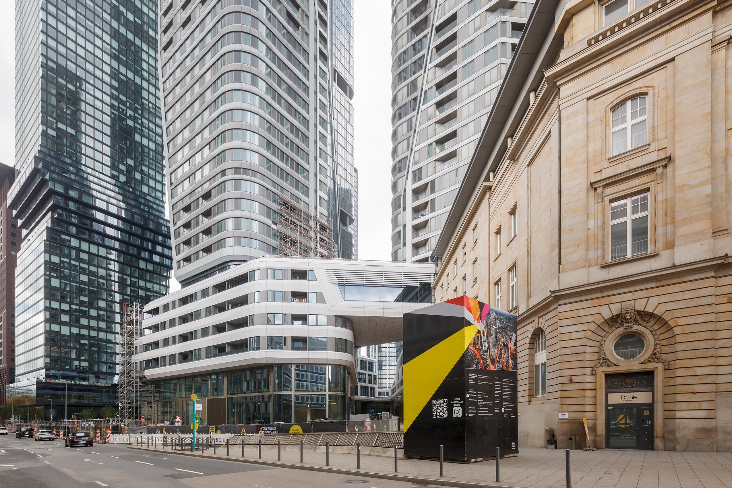 Mit einer eleganten Brücke wird der Tower 2 vom FOUR an den Altbau angeschlossen Four Frankfurt mit Verbindungsbrücke zum Altbau