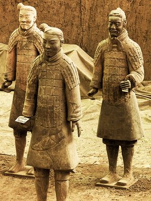 Sepia architectural study of three Terracotta Army soldiers in Xi’an, captured with sharp tonal clarity by William Curtis Rolf. Sepia study of three Terracotta Army soldiers in sharp detail within the excavation site in Xi’an.