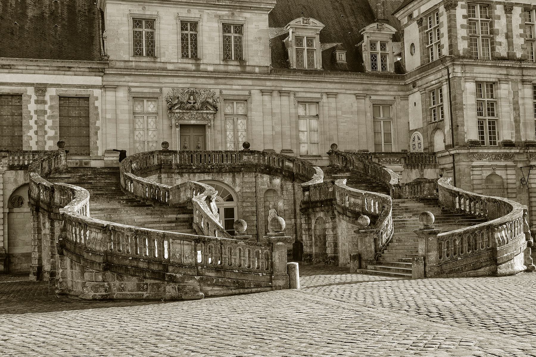 FONTAINBLEAU HORSESHOE STAIRCASE OBLIQUE