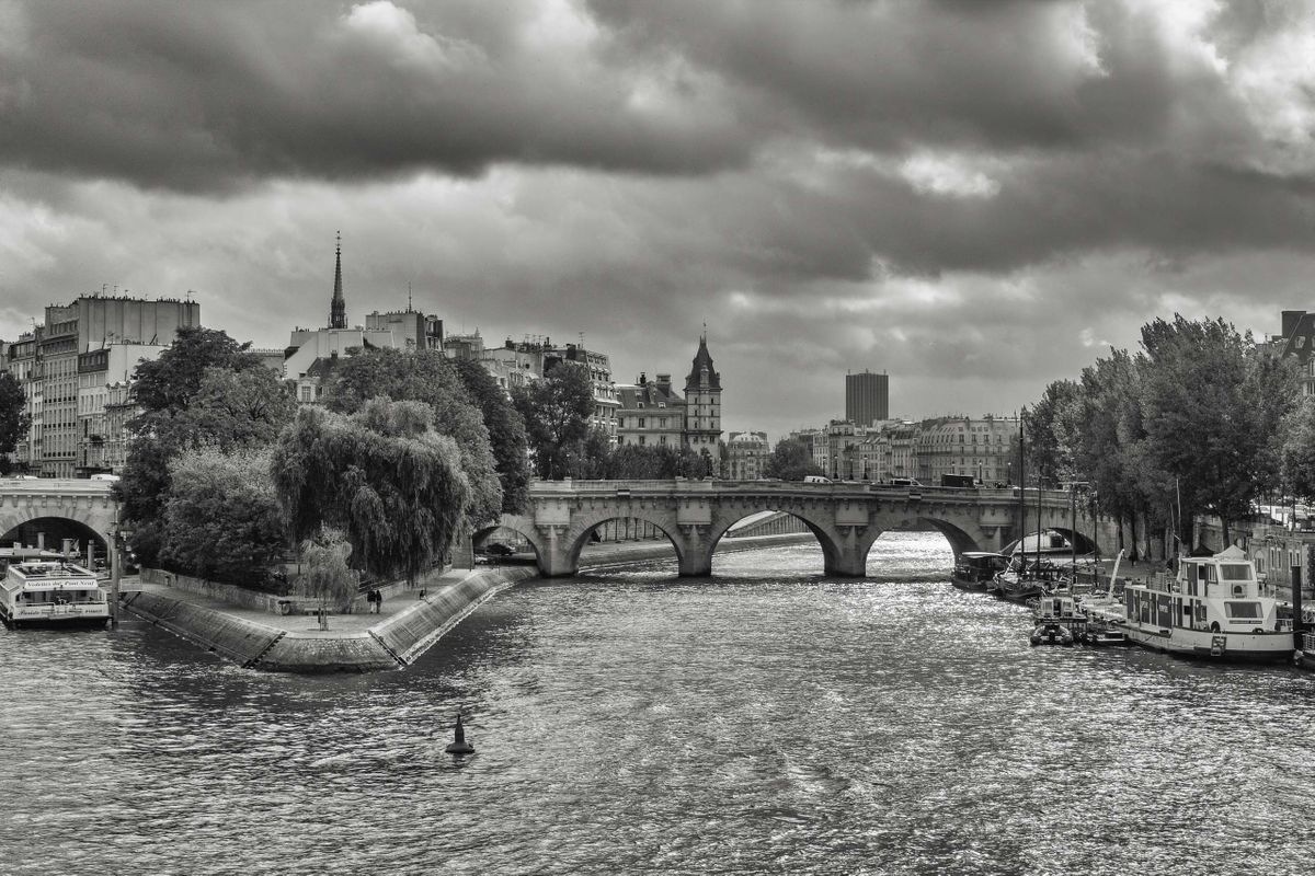 PONT NEUF, PARIS FRANCE-VIEW OF THE SEINE AND SQUARE  DU VERT-GALANT