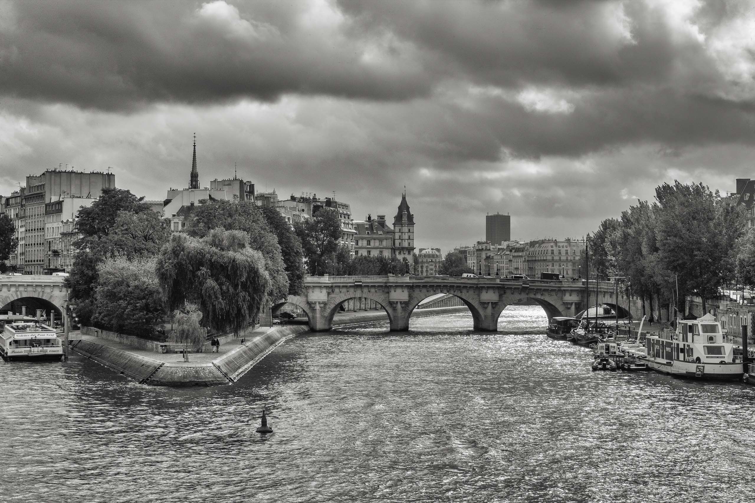 PONT NEUF, PARIS FRANCE-VIEW OF THE SEINE AND SQUARE  DU VERT-GALANT