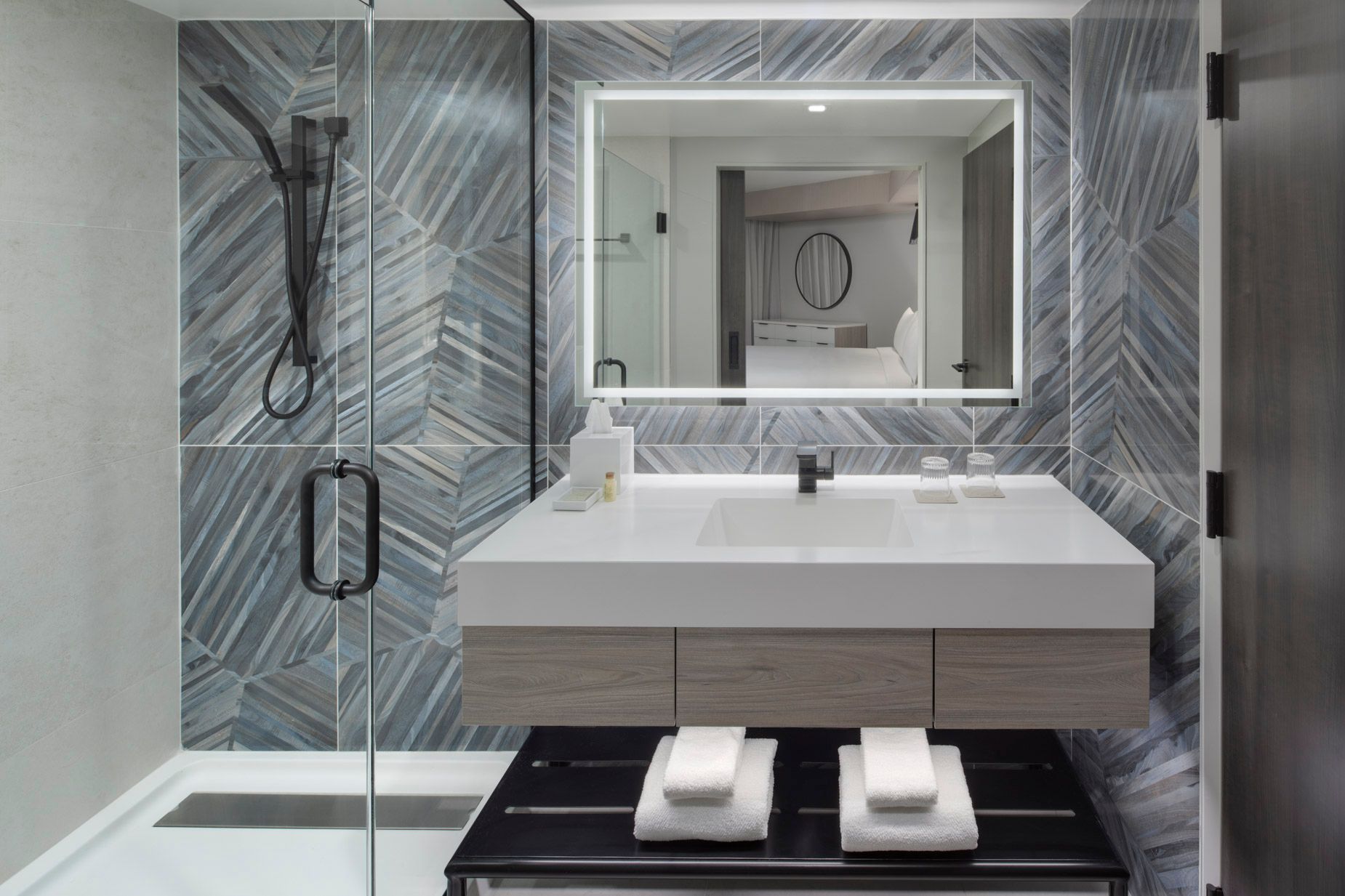 DABBR_24_OneBed_King_Bathroom.jpg