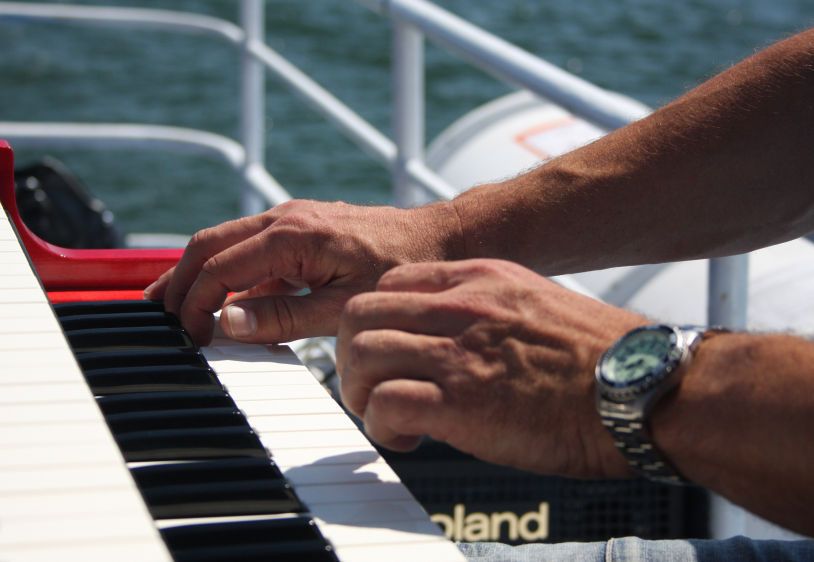 1darryls_piano_hands