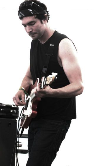 1Maurice_guitarist_2