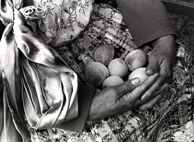 1guate_ladywithfruit_opt_crop