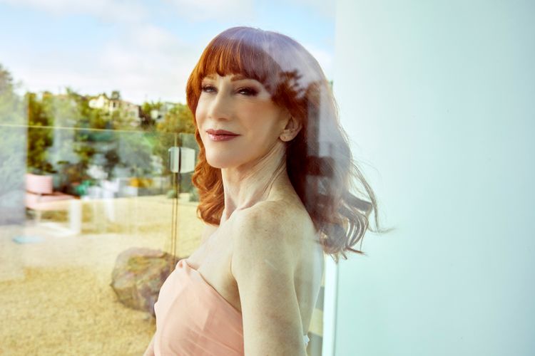 251106_ADVOCATE_KathyGriffinxJenRosenstein_440.jpg