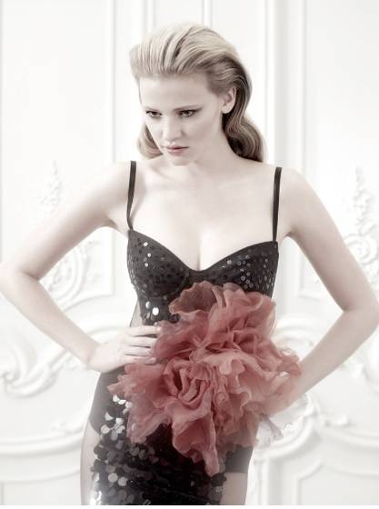 1Lara_Stone_British_Vogue___8.jpg