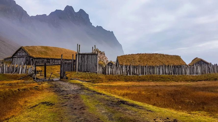 Si eres apasionado de la historia de los Vikingos entonces este lugar te encantará !! Visitaremos un pequeño pueblo Vikingo abandonado entre las montañas de Vestrahorn y la costa Islandesa , podrás ver las casas de madera, también un barco Vikingo varado en la costa y ademas huesos de ballena que eran usados como sillas y mesas, es un imperdible durante nuestra ruta !!! Pueblo Vikingo Abandonado